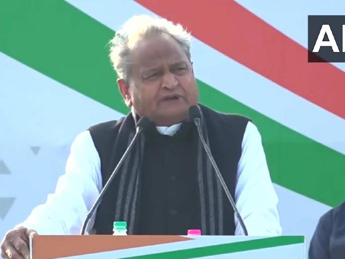 Rajasthan Chief Minister Ashok Gehlot announced that after April 1 next year, we will provide 12 gas cylinders in a year to BPL families at the rate of Rs 500 each  | Ashok Gehlot: राजस्थानमध्ये गरिबांना 500 रूपयात मिळणार गॅस सिलेंडर; अशोक गेहलोत यांची मोठी घोषणा