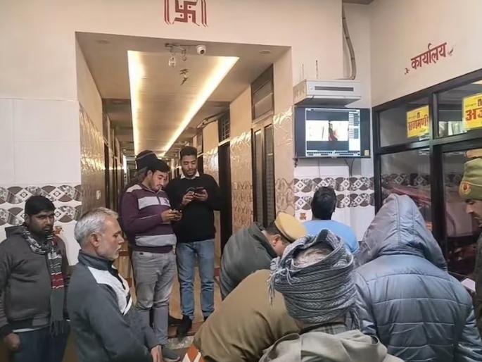 Rajasthan Crime News: Bodies of 4 members of the same family, including parents and 2 children, found in ashram | आश्रमात सापडले एकाच कुटुंबातील ४ जणांचे मृतदेह, आई-वडिलांसह २ मुलांचा समावेश  Rajasthan Crime News: Bodies of 4 members of the same family, including parents and 2 children, found in ashram | आश्रमात सापडले एकाच कुटुंबातील ४ जणांचे मृतदेह, आई-वडिलांसह २ मुलांचा समावेश