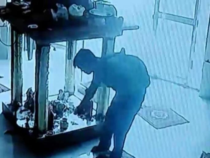 Came to the temple, offered water to the pindi, folded hands and stole the utensils there, the theft was recorded on CCTV | मंदिरात आला, पिंडीवर जल अर्पण केले, हात जोडले आणि तिथली भांडी चोरली, सीसीटीव्हीमध्ये रेकॉर्ड झाली चोरी Came to the temple, offered water to the pindi, folded hands and stole the utensils there, the theft was recorded on CCTV | मंदिरात आला, पिंडीवर जल अर्पण केले, हात जोडले आणि तिथली भांडी चोरली, सीसीटीव्हीमध्ये रेकॉर्ड झाली चोरी