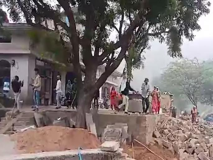 A young man abducted a married woman, after returning to the village, a fight broke out between two families, a 5-year-old boy died. | तरुणाने विवाहितेला पळवलं, गावात परतल्यावर दोन कुटुंबात झाली हाणामारी, ५ वर्षांच्या मुलाचा मृत्यू    A young man abducted a married woman, after returning to the village, a fight broke out between two families, a 5-year-old boy died. | तरुणाने विवाहितेला पळवलं, गावात परतल्यावर दोन कुटुंबात झाली हाणामारी, ५ वर्षांच्या मुलाचा मृत्यू