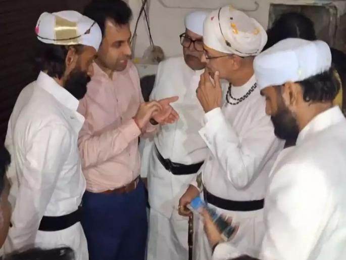 Controversy over coronation, descendants of Rada, Maharana Pratap face off in Udaipur Palace | राज्याभिषेकावरून वाद, उदयपूर पॅलेसमध्ये राडा, महाराणा प्रताप यांचे वंशज आमने सामने Controversy over coronation, descendants of Rada, Maharana Pratap face off in Udaipur Palace | राज्याभिषेकावरून वाद, उदयपूर पॅलेसमध्ये राडा, महाराणा प्रताप यांचे वंशज आमने सामने