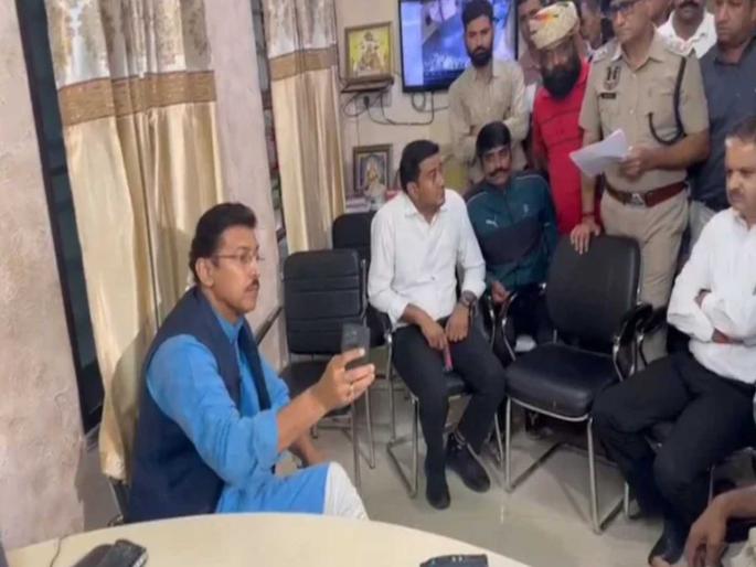 Indian Army commando stripped and beaten by rajasthan police | "पोलीस तुमचे बाप आहेत"; लष्कराच्या जवानाला निर्वस्त्र करुन बेदम मारहाण Indian Army commando stripped and beaten by rajasthan police | "पोलीस तुमचे बाप आहेत"; लष्कराच्या जवानाला निर्वस्त्र करुन बेदम मारहाण