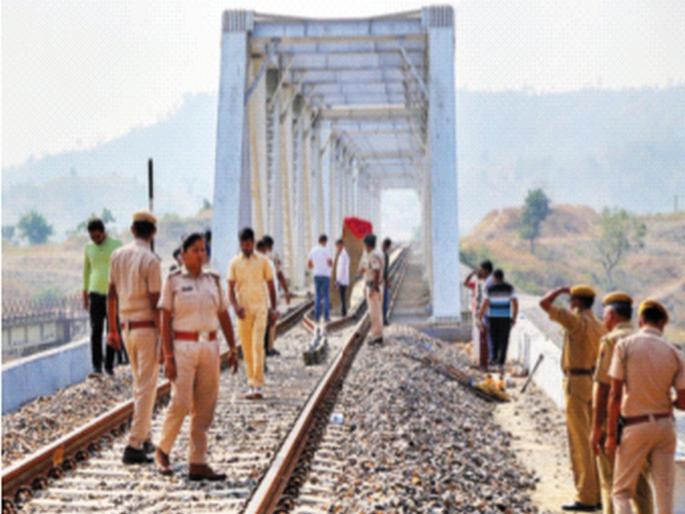 An attempt was made in Rajasthan to blow up a railway bridge by exploding a detonator | डिटोनेटरचा स्फोट करून रेल्वेपूल उडविण्याचा राजस्थानात प्रयत्न