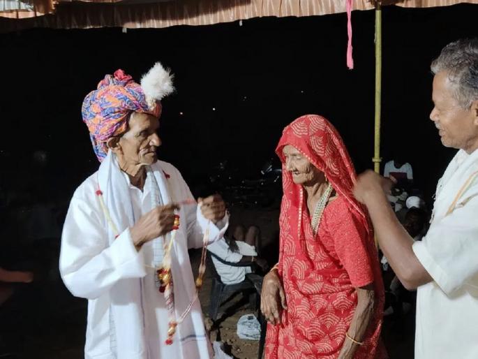 40 years of love and marriage at the age of 80; talks about a unique wedding | 40 वर्षांचे प्रेम अन् 80 व्या वर्षी बांधली लगीनगाठ; अनोख्या लग्नाची सर्वत्र चर्चा... 40 years of love and marriage at the age of 80; talks about a unique wedding | 40 वर्षांचे प्रेम अन् 80 व्या वर्षी बांधली लगीनगाठ; अनोख्या लग्नाची सर्वत्र चर्चा...