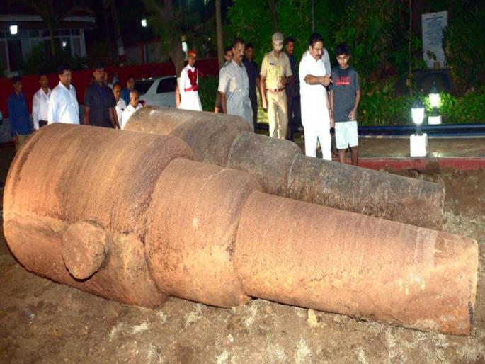 British guns found in Raj Bhavan | मुंबईतील राजभवनात सापडल्या ब्रिटिशकालीन तोफा  British guns found in Raj Bhavan | मुंबईतील राजभवनात सापडल्या ब्रिटिशकालीन तोफा