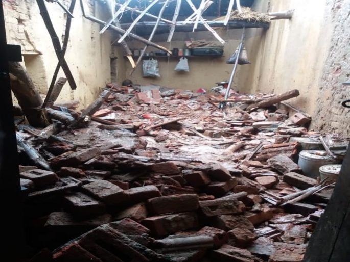 Three people die as house collapses due to rain in Bhandara | भंडाऱ्यामध्ये घराची भिंत कोसळून पती-पत्नीसह मुलीचा मृत्यू Three people die as house collapses due to rain in Bhandara | भंडाऱ्यामध्ये घराची भिंत कोसळून पती-पत्नीसह मुलीचा मृत्यू