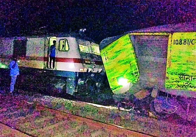 Committee to probe Rajdhani Express fire | राजधानी एक्स्प्रेस आगीच्या चौकशीसाठी समिती गठीत Committee to probe Rajdhani Express fire | राजधानी एक्स्प्रेस आगीच्या चौकशीसाठी समिती गठीत