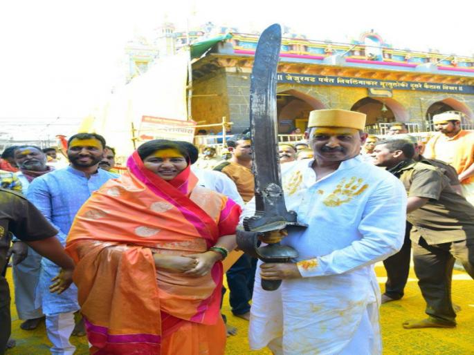 Chhatrapati Sambhaji Raje visited Khanderaya of his wife Jejuri; Picked up the 'khanda' sword | छत्रपती संभाजीराजेंनी घेतले सपत्नीक जेजुरीच्या खंडेरायाचे दर्शन; उचलली 'खंडा' तलवार Chhatrapati Sambhaji Raje visited Khanderaya of his wife Jejuri; Picked up the 'khanda' sword | छत्रपती संभाजीराजेंनी घेतले सपत्नीक जेजुरीच्या खंडेरायाचे दर्शन; उचलली 'खंडा' तलवार