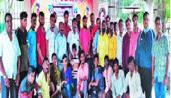 Chiplun kings help flood-hit newspaper vendors | चिपळूण राजे प्रतिष्ठानची पूरग्रस्त वृत्तपत्र विक्रेत्यांना मदत Chiplun kings help flood-hit newspaper vendors | चिपळूण राजे प्रतिष्ठानची पूरग्रस्त वृत्तपत्र विक्रेत्यांना मदत