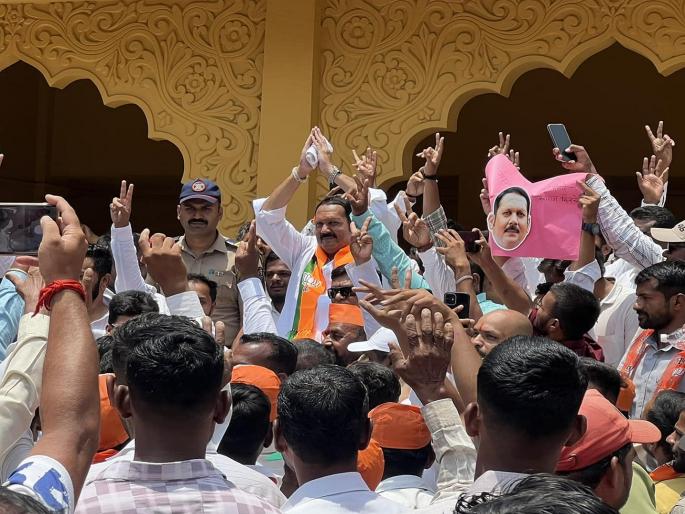 Former MP Amar Sable's wallet was stolen in the crowd when he came to fill the nomination form of Udayanraje Bhonsle | साताऱ्यात उदयनराजेंचे जोरदार शक्तिप्रदर्शन, भाजप माजी खासदारांचे गर्दीत चोरीस गेले पाकीट Former MP Amar Sable's wallet was stolen in the crowd when he came to fill the nomination form of Udayanraje Bhonsle | साताऱ्यात उदयनराजेंचे जोरदार शक्तिप्रदर्शन, भाजप माजी खासदारांचे गर्दीत चोरीस गेले पाकीट