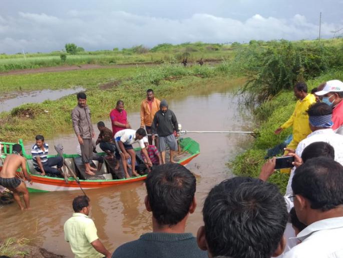 four people from the village were swept away in the flood waters at daund taluka | दौंड तालुक्यात पुराच्या पाण्यात चार जण गेले वाहून; खानवटे गावावर शोककळा