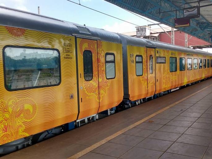 Tejas, the first private train to run on the Western Railway today | पश्चिम रेल्वे मार्गावर आजपासून धावणार पहिली खासगी तेजस Tejas, the first private train to run on the Western Railway today | पश्चिम रेल्वे मार्गावर आजपासून धावणार पहिली खासगी तेजस