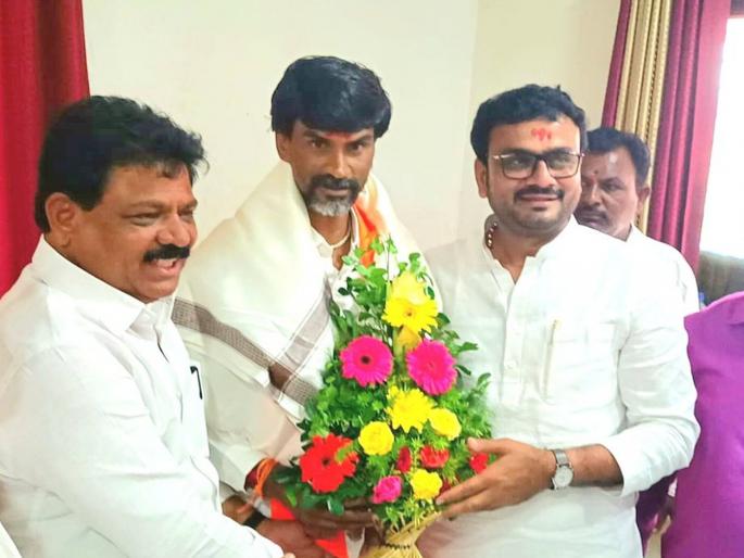 Maharashtra Assembly Election 2024: There is no name in the first list, Rajendra Mhaske the leader of BJP directly met Manoj Jarange Patil, giving ramram to the party | पहिल्या यादीत नाव नाही, पक्षाला रामराम ठोकत भाजपाचा हा नेता थेट जरांगेंच्या भेटीला Maharashtra Assembly Election 2024: There is no name in the first list, Rajendra Mhaske the leader of BJP directly met Manoj Jarange Patil, giving ramram to the party | पहिल्या यादीत नाव नाही, पक्षाला रामराम ठोकत भाजपाचा हा नेता थेट जरांगेंच्या भेटीला