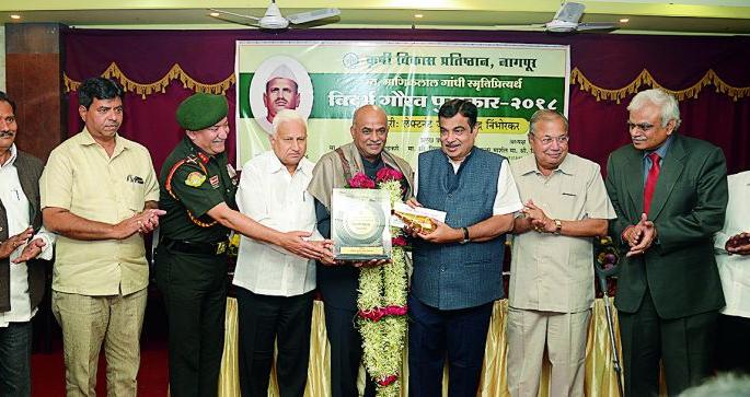 Nitin Gadkari: Pride of India because of its surgical strike! | सर्जिकल स्ट्राईकमुळे भारतीयांची मान स्वाभिमानाने ताठ झाली : नितीन गडकरी Nitin Gadkari: Pride of India because of its surgical strike! | सर्जिकल स्ट्राईकमुळे भारतीयांची मान स्वाभिमानाने ताठ झाली : नितीन गडकरी