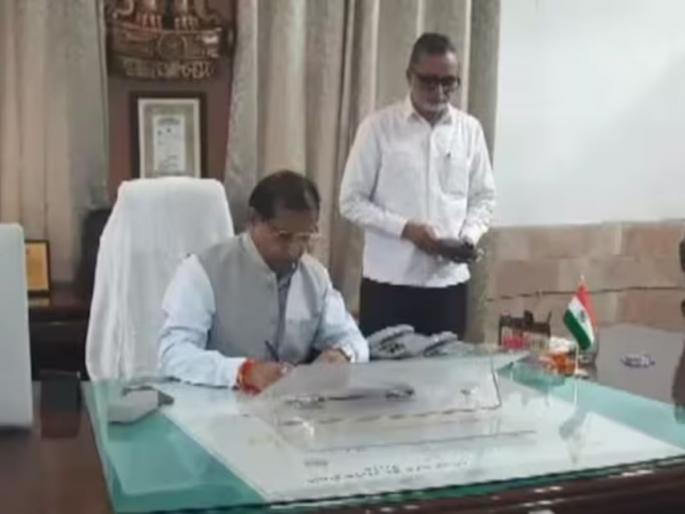 ias officer rajendra vijay raid disproportionate assets case in rajastan | २ लाख कॅश, ३०० ग्रॅम सोनं, ११ किलो चांदी, १३ प्लॉट...; IAS अधिकाऱ्याकडे कोट्यवधींचं घबाड ias officer rajendra vijay raid disproportionate assets case in rajastan | २ लाख कॅश, ३०० ग्रॅम सोनं, ११ किलो चांदी, १३ प्लॉट...; IAS अधिकाऱ्याकडे कोट्यवधींचं घबाड