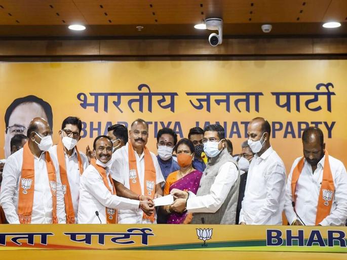 former Telangana minister E Rajender joins BJP after quitting as trs mla | E Rajender: तेलंगणचे माजी आरोग्यमंत्री ई. राजेंद्र यांचा भाजपमध्ये प्रवेश; मुख्यमंत्र्यांशी होता वाद!
