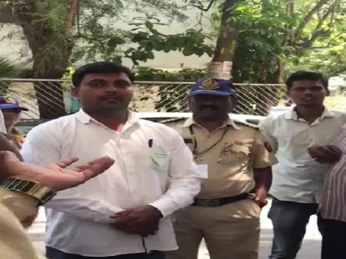 The election officer caught the enthusiasm of spreading the BJP politically | राजरोसपणे भाजपचा प्रचार करणा-या निवडणूक अधिकाऱ्याला रंगेहाथ पकडले The election officer caught the enthusiasm of spreading the BJP politically | राजरोसपणे भाजपचा प्रचार करणा-या निवडणूक अधिकाऱ्याला रंगेहाथ पकडले