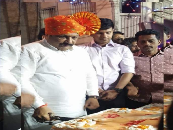 Cases have also been registered against Guardian Minister Deepak Kesarkar and District Collector Rahul Rekhawar, who were present on the occasion of Rajesh Kshirsagar birthday cake cutting with a sword | तलवारीने केक कापण्याचे प्रकरण: पालकमंत्री केसरकर, जिल्हाधिकाऱ्यांवर गुन्हे दाखल करा Cases have also been registered against Guardian Minister Deepak Kesarkar and District Collector Rahul Rekhawar, who were present on the occasion of Rajesh Kshirsagar birthday cake cutting with a sword | तलवारीने केक कापण्याचे प्रकरण: पालकमंत्री केसरकर, जिल्हाधिकाऱ्यांवर गुन्हे दाखल करा