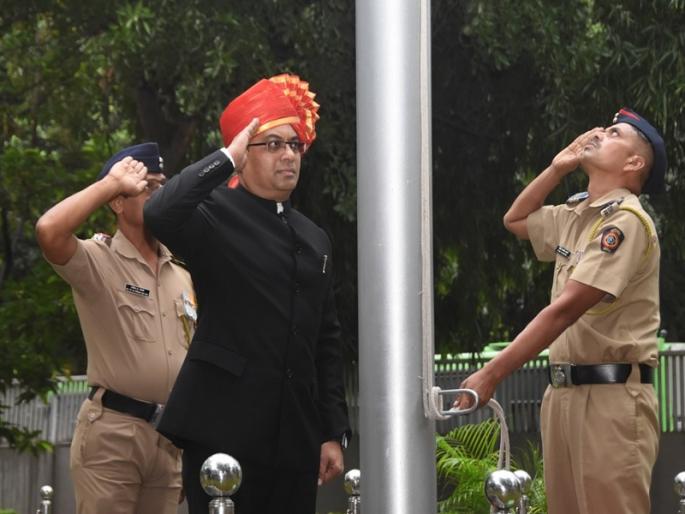 Collector Rajesh Deshmukh hoists the flag at the collector's office | Pune: जिल्हाधिकारी राजेश देशमुख यांच्या हस्ते जिल्हाधिकारी कार्यालयात ध्वजारोहण Collector Rajesh Deshmukh hoists the flag at the collector's office | Pune: जिल्हाधिकारी राजेश देशमुख यांच्या हस्ते जिल्हाधिकारी कार्यालयात ध्वजारोहण
