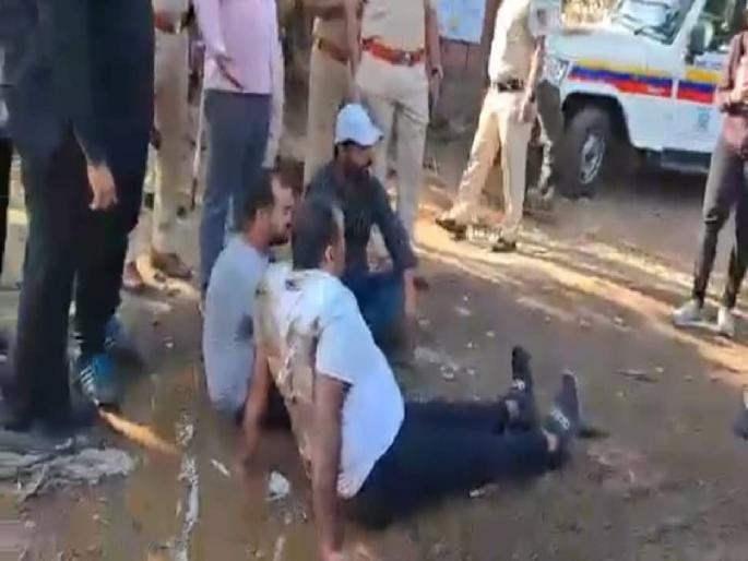 Kalyan-Ahmednagar National Highway is becoming life threatening due to delay; Agitation by sleeping in the rocks | विलंबामुळे कल्याण- अहमदनगर राष्ट्रीय महामार्ग ठरतोय जीवघेणा; खड्यात झोपून आंदोलन Kalyan-Ahmednagar National Highway is becoming life threatening due to delay; Agitation by sleeping in the rocks | विलंबामुळे कल्याण- अहमदनगर राष्ट्रीय महामार्ग ठरतोय जीवघेणा; खड्यात झोपून आंदोलन