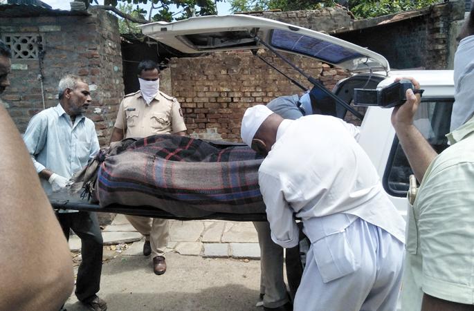 Baddhandi from the house closed for two days; But the neighboring church is silly and silly | दोन दिवसांपासून बंटीच्या बंद घरातून दुर्गंधी; मात्र आजूबाजूची मंडळी नाक-तोंड दाबून गप्प Baddhandi from the house closed for two days; But the neighboring church is silly and silly | दोन दिवसांपासून बंटीच्या बंद घरातून दुर्गंधी; मात्र आजूबाजूची मंडळी नाक-तोंड दाबून गप्प