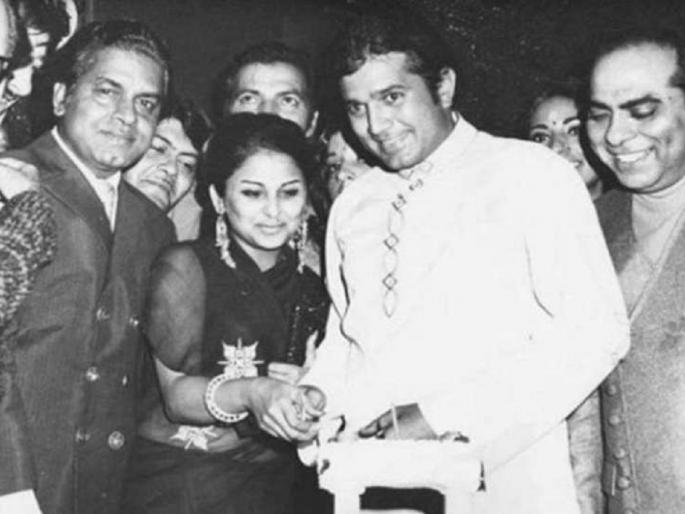 Unknown facts about rajesh khanna | डिम्पल कपाडियाच्या आधी या अभिनेत्रीसोबत लिव्ह-इनमध्ये होते राजेश खन्ना, मग घडले असे काही Unknown facts about rajesh khanna | डिम्पल कपाडियाच्या आधी या अभिनेत्रीसोबत लिव्ह-इनमध्ये होते राजेश खन्ना, मग घडले असे काही
