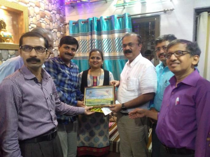 He spends time in busy work reading good books: Rajesh Narvekar | व्यस्त कामामध्ये वेळ काढून चांगल्या पुस्तकांचे वाचन करीत असतो : राजेश नार्वेकर He spends time in busy work reading good books: Rajesh Narvekar | व्यस्त कामामध्ये वेळ काढून चांगल्या पुस्तकांचे वाचन करीत असतो : राजेश नार्वेकर