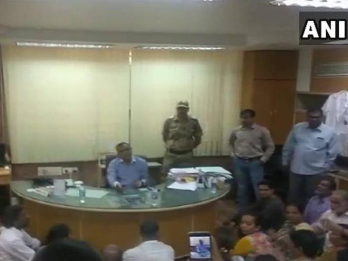 Nayar hospital doctor, Wardboy, women employee-in-law's crime case, in connection with the death of the youth | तरुणाच्या मृत्यू प्रकरणात नायर रुग्णालयातील डॉक्टर, वॉर्डबॉय, महिला कर्मचा-याला अटक Nayar hospital doctor, Wardboy, women employee-in-law's crime case, in connection with the death of the youth | तरुणाच्या मृत्यू प्रकरणात नायर रुग्णालयातील डॉक्टर, वॉर्डबॉय, महिला कर्मचा-याला अटक