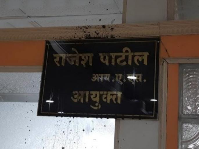 The ruling BJP corporator in Pimpri threw ink on the board of Municipal Commissioners | पिंपरीत सत्ताधारी भाजपच्या नगरसेविकेनं मनपा आयुक्तांच्या बोर्डावर फेकली शाई The ruling BJP corporator in Pimpri threw ink on the board of Municipal Commissioners | पिंपरीत सत्ताधारी भाजपच्या नगरसेविकेनं मनपा आयुक्तांच्या बोर्डावर फेकली शाई