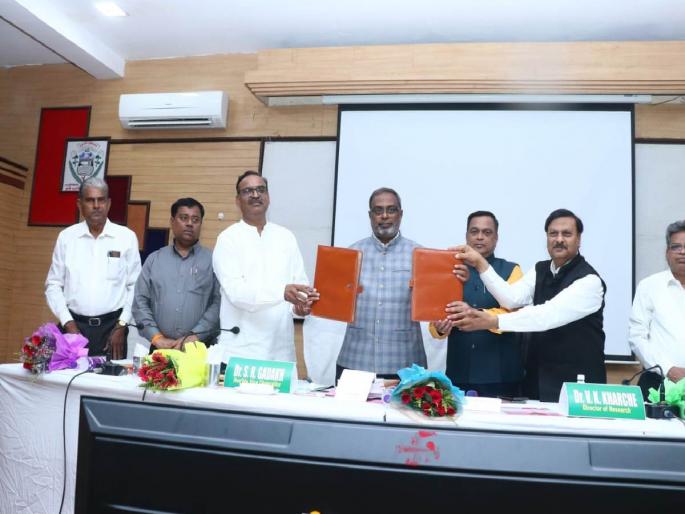 Agriculture University's agreement with Mahabeez for production, marketing of Bt cotton | अकाेला : बीटी कपाशी उत्पादन, विपणनासाठी महाबीज साेबत कृषी विद्यापीठाचा करार Agriculture University's agreement with Mahabeez for production, marketing of Bt cotton | अकाेला : बीटी कपाशी उत्पादन, विपणनासाठी महाबीज साेबत कृषी विद्यापीठाचा करार