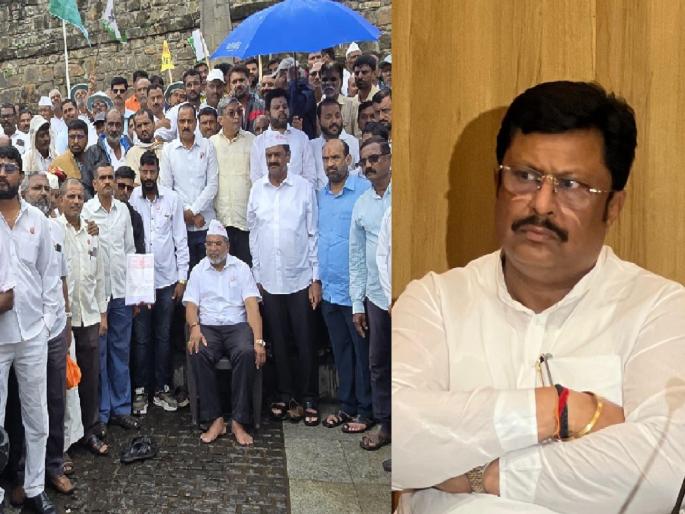 Raju Shetty stood in the rain to award 500 acres of land to Rajesh Kshirsagar | Kolhapur: क्षीरसागरांनी आरोप केला, ५०० एकराचे बक्षीसपत्र घेवून राजू शेट्टींनी पावसात ठिय्या मारला Raju Shetty stood in the rain to award 500 acres of land to Rajesh Kshirsagar | Kolhapur: क्षीरसागरांनी आरोप केला, ५०० एकराचे बक्षीसपत्र घेवून राजू शेट्टींनी पावसात ठिय्या मारला