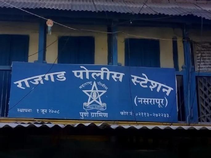 Filming of a young woman taking a bath; A case has been registered against a minor in Rajgad police station | Pune: तरुणी अंघोळ करताना शेजारील अल्पवयीन मुलाने केला व्हिडिओ शूट, गुन्हा दाखल Filming of a young woman taking a bath; A case has been registered against a minor in Rajgad police station | Pune: तरुणी अंघोळ करताना शेजारील अल्पवयीन मुलाने केला व्हिडिओ शूट, गुन्हा दाखल