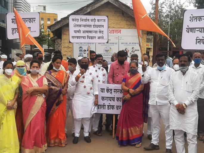Central government protests with onion garland around neck; Khed Shiv Sainik aggressive | गळ्यात कांद्याच्या माळा घालून केंद्र सरकारचा निषेध; खेड तालुक्यात शिवसैनिक आक्रमक 