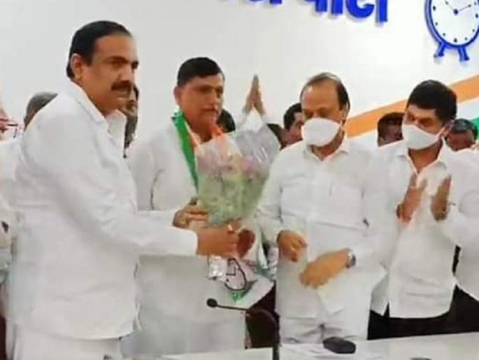 Congress's 'Modi' in NCP; Rajkishore Modi, who kept the Congress alive in Beed district is joins NCP | काँग्रेसचे 'मोदी' राष्ट्रवादीत; बीड जिल्ह्यात कॉंग्रेस जिंवत ठेवणाऱ्या राजकिशोर मोदींच्या हाती घड्याळ Congress's 'Modi' in NCP; Rajkishore Modi, who kept the Congress alive in Beed district is joins NCP | काँग्रेसचे 'मोदी' राष्ट्रवादीत; बीड जिल्ह्यात कॉंग्रेस जिंवत ठेवणाऱ्या राजकिशोर मोदींच्या हाती घड्याळ