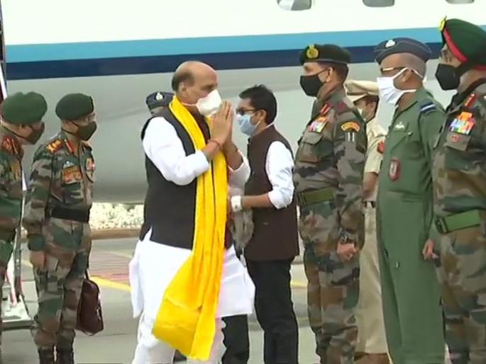 Defense Minister Rajnath Singh arrives in Leh with CDS Bipin Rawat | CDS बिपीन रावतसह संरक्षणमंत्री राजनाथ सिंह लेहमध्ये पोहोचले, चीनच्या हालचालींनी भारत सतर्क Defense Minister Rajnath Singh arrives in Leh with CDS Bipin Rawat | CDS बिपीन रावतसह संरक्षणमंत्री राजनाथ सिंह लेहमध्ये पोहोचले, चीनच्या हालचालींनी भारत सतर्क