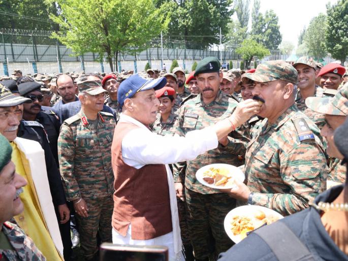 where pakistan stands the beggars queue begins said rajnath singh | पाकिस्तान उभा राहतो तिथूनच सुरू होते भिकाऱ्यांची रांग: राजनाथ सिंह, अण्वस्त्रांवर देखरेख ठेवा