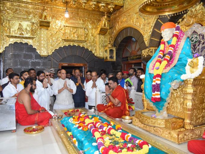 union defense minister rajnath singh visited shri saibaba samadhi | केंद्रीय संरक्षण मंत्री राजनाथ सिंह यांनी घेतले श्री साईबाबा समाधीचे दर्शन union defense minister rajnath singh visited shri saibaba samadhi | केंद्रीय संरक्षण मंत्री राजनाथ सिंह यांनी घेतले श्री साईबाबा समाधीचे दर्शन