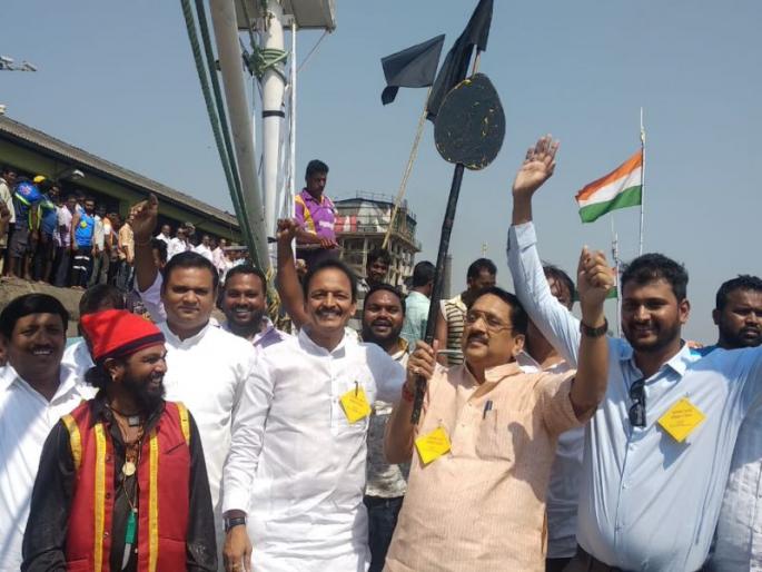 Black flag lifted for fisherman problem by Raj Purohit against Gadkari | गडकरींविरोधात राज पुरोहितांनी उचलला काळा झेंडा Black flag lifted for fisherman problem by Raj Purohit against Gadkari | गडकरींविरोधात राज पुरोहितांनी उचलला काळा झेंडा
