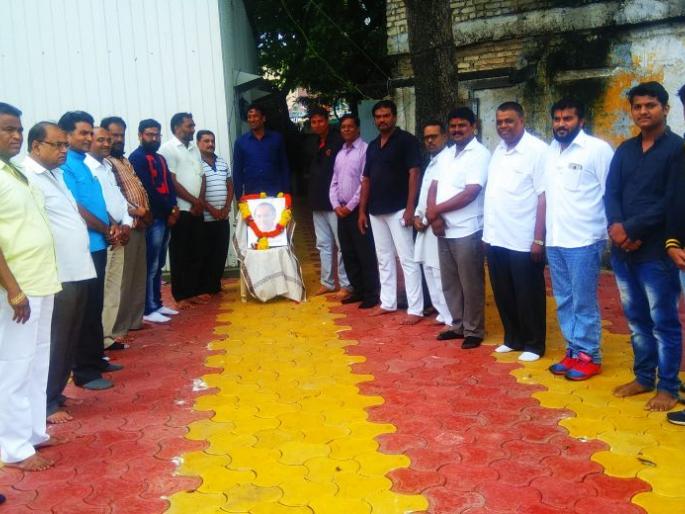 Humorous greetings to Rajiv Gandhi in the Congress District Office | काँग्रेस जिल्हा कार्यालयात राजीव गांधी यांना विनम्र अभिवादन Humorous greetings to Rajiv Gandhi in the Congress District Office | काँग्रेस जिल्हा कार्यालयात राजीव गांधी यांना विनम्र अभिवादन