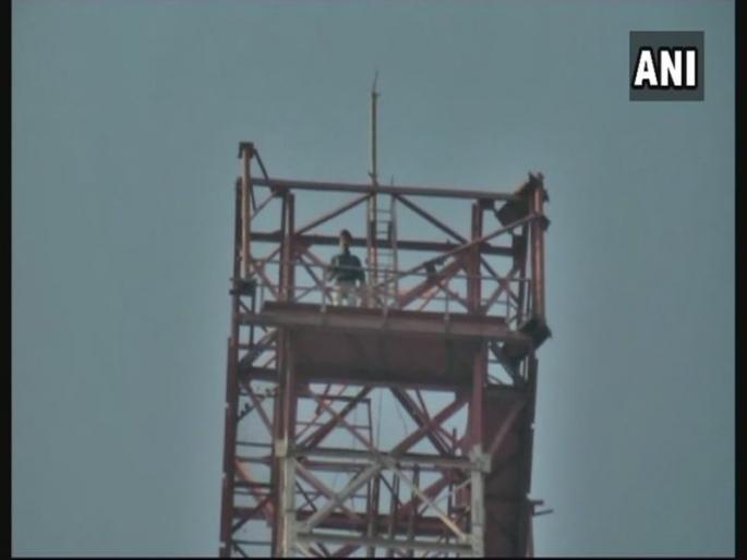 rajasthan protester climb mobile tower demand padmavat ban | 'पद्मावत'विरोधात शोले स्टाईल आंदोलन ! पेट्रोल घेऊन 350 फूट उंच मोबाइल टॉवर चढला तरुण 