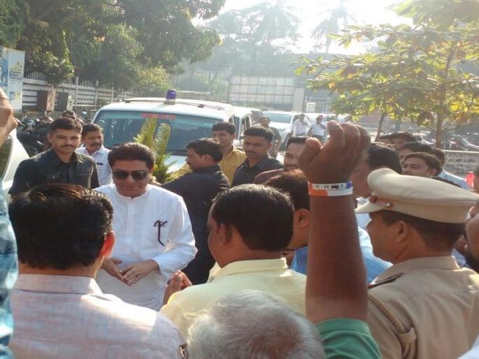 MNS president Raj Thackeray lodges at Dombivli, officials will be meeting | मनसे अध्यक्ष राज ठाकरे कल्याण-डोंबिवली दौऱ्यावर, पदाधिकाऱ्यांशी करणार चर्चा MNS president Raj Thackeray lodges at Dombivli, officials will be meeting | मनसे अध्यक्ष राज ठाकरे कल्याण-डोंबिवली दौऱ्यावर, पदाधिकाऱ्यांशी करणार चर्चा