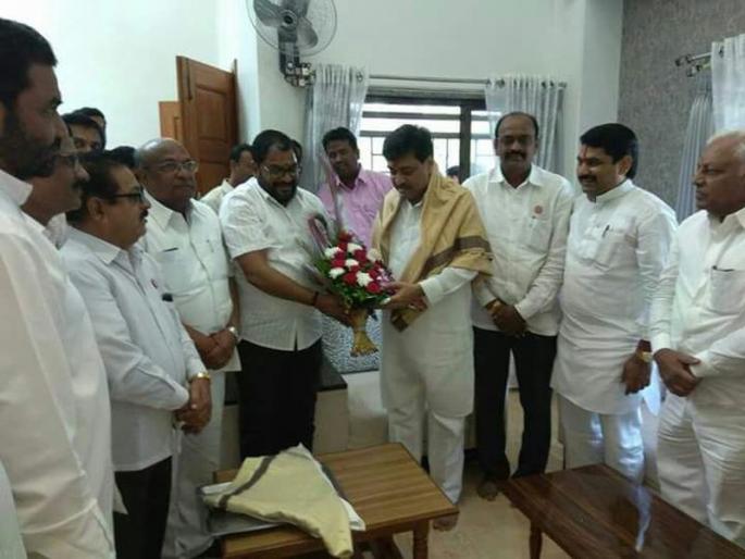 Congress state president Ashok Chavan met Raju Shetty | राजू शेट्टी यांची गट्टी काँग्रेससोबत शक्य? काँग्रेस प्रदेशाध्यक्ष अशोक चव्हाण यांनी घेतली राजू शेट्टींची सदिच्छा भेट Congress state president Ashok Chavan met Raju Shetty | राजू शेट्टी यांची गट्टी काँग्रेससोबत शक्य? काँग्रेस प्रदेशाध्यक्ष अशोक चव्हाण यांनी घेतली राजू शेट्टींची सदिच्छा भेट