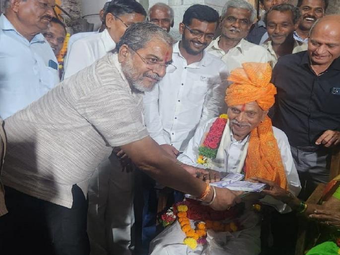 91,000 help to Raju Shetty for the Lok Sabha elections, the gratitude of the farmer family | लोकसभा निवडणुकीसाठी राजू शेट्टींना ९१ हजाराची मदत, शेतकरी कुटुंबाची कृतज्ञता  91,000 help to Raju Shetty for the Lok Sabha elections, the gratitude of the farmer family | लोकसभा निवडणुकीसाठी राजू शेट्टींना ९१ हजाराची मदत, शेतकरी कुटुंबाची कृतज्ञता