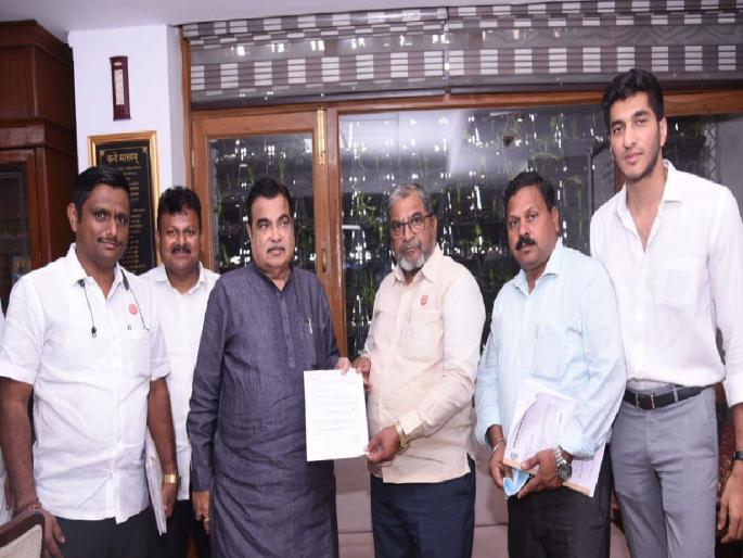 Allow cattle ranches to produce ethanol, Raju Shetty made the demand to Union Minister Nitin Gadkari | गुऱ्हाळघरांना इथेनॉल निर्मितीची परवानगी द्या, राजू शेट्टींची केंद्रीय मंत्री गडकरींकडे मागणी Allow cattle ranches to produce ethanol, Raju Shetty made the demand to Union Minister Nitin Gadkari | गुऱ्हाळघरांना इथेनॉल निर्मितीची परवानगी द्या, राजू शेट्टींची केंद्रीय मंत्री गडकरींकडे मागणी