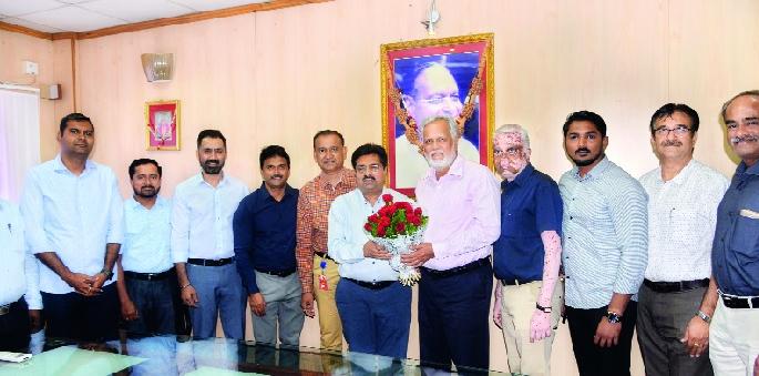 Meeting with Chief Ministers on REDIRECAR tariff will be held after the convention; Good luck visit to Lokmat | रेडिरेकनर दराबाबत मुख्यमंत्र्यांसोबत बैठक राजीव परीख : अधिवेशनानंतर भेटणार; ‘लोकमत’ला सदिच्छा भेट Meeting with Chief Ministers on REDIRECAR tariff will be held after the convention; Good luck visit to Lokmat | रेडिरेकनर दराबाबत मुख्यमंत्र्यांसोबत बैठक राजीव परीख : अधिवेशनानंतर भेटणार; ‘लोकमत’ला सदिच्छा भेट