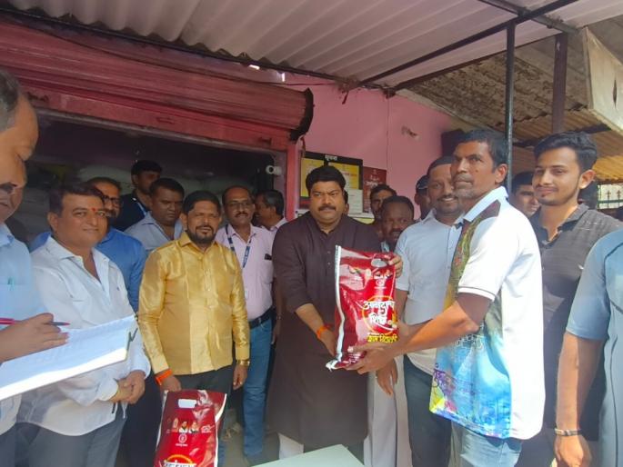 in rural areas the ration of happiness is at the door of the common man | ग्रामीण भागात आनंदाची शिधा सर्वसामान्यांच्या दारी in rural areas the ration of happiness is at the door of the common man | ग्रामीण भागात आनंदाची शिधा सर्वसामान्यांच्या दारी