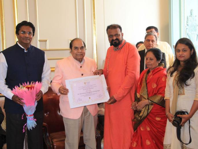 Kolhapur: Shahir Raju Raut Rajshahi Shahu's death anniversary "D.Litt." Is honored! | कोल्हापूर : शाहीर राजू राऊत राजर्षी शाहूंच्या पुण्यतिथीदिवशी "डि.लिट्."ने सन्मानित ! Kolhapur: Shahir Raju Raut Rajshahi Shahu's death anniversary "D.Litt." Is honored! | कोल्हापूर : शाहीर राजू राऊत राजर्षी शाहूंच्या पुण्यतिथीदिवशी "डि.लिट्."ने सन्मानित !