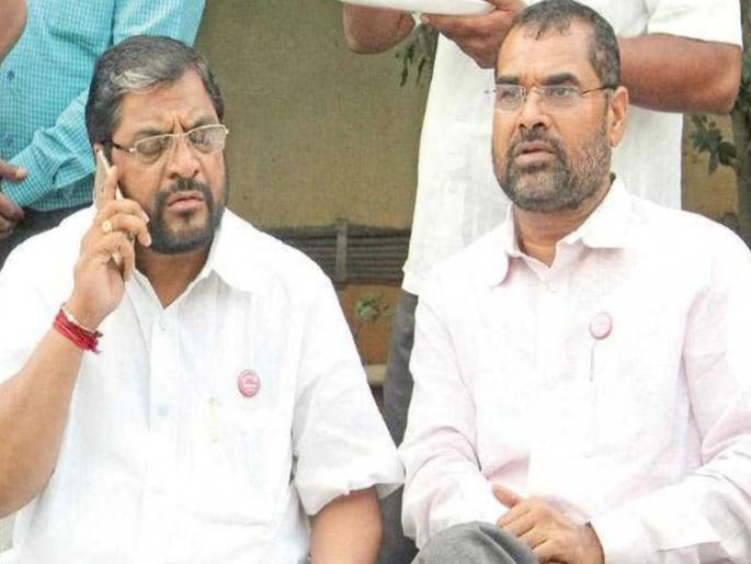 raju shetty and sadabhau khot likely to come together again | राजकारणात कोणीच कोणाचा कायमचा शत्रू नसतो; सदाभाऊ खोतांचा राजू शेट्टींना हात? raju shetty and sadabhau khot likely to come together again | राजकारणात कोणीच कोणाचा कायमचा शत्रू नसतो; सदाभाऊ खोतांचा राजू शेट्टींना हात?