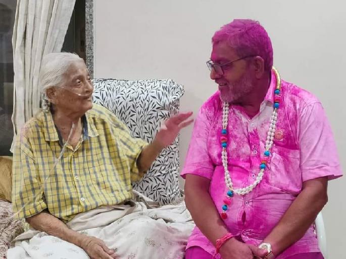 Raju Shetty sought his mother blessings as the sugarcane movement became successful | ऊस आंदोलनाला यश आले, राजू शेट्टींनी आईचे आशिर्वाद घेतले Raju Shetty sought his mother blessings as the sugarcane movement became successful | ऊस आंदोलनाला यश आले, राजू शेट्टींनी आईचे आशिर्वाद घेतले