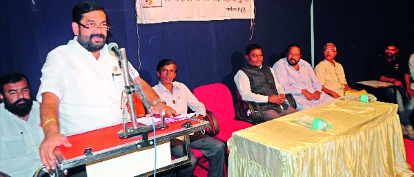  The government pressurized the Maratha organization to pressurize: Suresh Patil's allegations | सरकारने आमिषे दाखवून मराठा संघटना दाबल्या : सुरेश पाटील यांचा आरोप